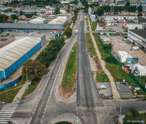 widok z góry na ulicę, w tle ruch uliczny, widok z góry na miasto, nowa nawierzchnia