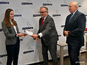 Prezydent wręcza wyróżnienie Natalii Maciołek - jednej z laureatek konkursu na najlepszą pracę dyplomową poświęconą tematyce rozwoju gospodarczego. Obok prof. dr hab. Tadeusz Palmowski z Zakładu Rozwoju Regionalnego Instytutu Geografii Społeczno-Ekonomicznej i Gospodarki Przestrzennej na Wydziale Nauk Społecznych Uniwersytetu Gdańskiego