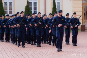 Pododdziały Akademii Marynarki Wojennej ustawiające się na placu apelowym przed uczelnią przed uroczystą przysięgą wojskową