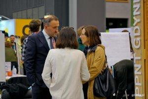 Wiceprezydent Gdyni Tomasz Augustyniak i Justyna Patyk z Wydziału Polityki Gospodarczej Urzędu Miasta Gdyni przy stoisku miasta, PPNT i Invest in Gdynia na Infoshare