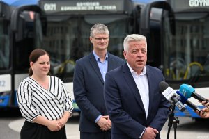 Tomasz Konewka, prezes sp&oacute;łki GKM (przy mikrofonie), prezydent Gdyni Aleksandra Kosiorek i wiceprezydent Rafał Geremek
