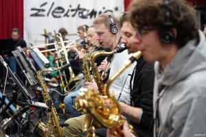 Orkiestra na pr&oacute;bie koncertu w warszawskim studiu nagrań