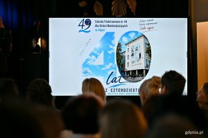 Grafika z okazji 40-lecia Szkoły Podstawowej nr 49 dla Dzieci Niedosłyszących wyświetlana podczas uroczystości jubileuszowych