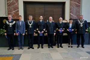 prof. dr hab. inż. kpt. ż.w. Adam Weintrit &ndash; rektor Uniwersytetu Morskiego w Gdyni i prof. UMG dr hab. Dariusz Barbucha &ndash; prorektor ds. nauki Uniwersytetu Morskiego z nagrodzonymi pracownikami uczelni 