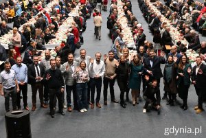 Na wigilii pojawili się posłowie i samorządowcy. Wśród nich była Aleksandra Kosiorek, prezydent Gdyni, Bartłomiej Austen i Maciej Zielonka, wiceprezydenci Gdyni, Tomasz Augustyniak, dyrektor zarządzający ds. społecznych, Marcin Bzdęga, dyrektor zarządzający ds. kultury i aktywności mieszkańców oraz radni Gdyni (fot. Magdalena Starnawska)