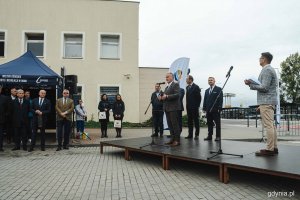 Otwarcie węzła integracyjnego w Rumi, który zrealizowano w ramach Zintegrowanych Inwestycji Terytorialnych na terenie Obszaru Metropolitalnego Gdańsk-Gdynia-Sopot - przemawia Wojciech Szczurek, prezydent Gdyni, fot. Kamil Złoch