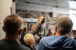 Uczestnicy spaceru Szlakiem Filmowym Gdyni w miejscu dawnego Kina Warszawa przy ul. Świętojańskiej