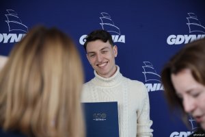  Krzysztof Berendt, aktor i członek Gdyńskiej Rady Kultury pozuje na ściance z napisem Gdynia