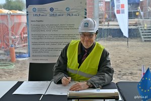 Jacek Kieloch &ndash; prezes zarządu PEWIK Gdynia podpisujący akt erekcyjny podczas uroczystości wmurowania kamienia węgielnego pod budowę nowoczesnej stacji uzdatniania wody &bdquo;Rumia&rdquo;