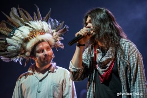 Na zdjęciu są aktorzy Teatru Śląskiego, wykonujący utwór zespołu Dżem