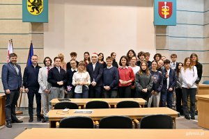 Młodzieżowa Rada Miasta Gdyni wraz z radnymi miasta Dominikiem Aziewiczem i Norbertem Anisowiczem oraz gośćmi po ostatniej sesji w 2025 roku