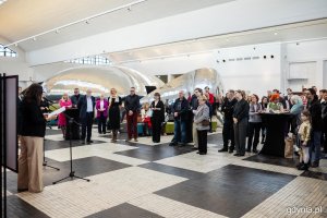 Uczestnicy wernisażu wystawy czasowej &bdquo;Trefl Miniatury. Historia w małej skali&rdquo; w Muzeum Emigracji 
