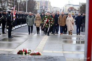 Uroczystości z okazji 97. urodzin gdyni pod Pomnikiem Polski Morskiej.