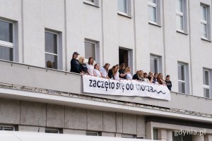 Pracownicy gdyńskiego magistratu też grają jedną z r&oacute;l w teledysku. W sobotę wzięli udział w pr&oacute;bie generalnej (fot. Paweł Budziński)