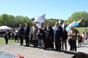 Wiceprezydent Gdyni Rafał Geremek i radny miasta Jarosław Kłodziński wraz z Krzysztofem Jankowskim - pełnomocnikiem prezydent Gdyni ds. kombatant&oacute;w i os&oacute;b represjonowanych oraz prezesem gdyńskiego koła Światowego Związku Żołnierzy Armii Krajowej, a także przedstawicielami gdyńskich stowarzyszeń i organizacji składający kwiaty pod Pomnikiem Walki i Męczeństwa podczas uroczystości z okazji 81. rocznicy zakończenia II wojny światowej oraz uwolnienia ostatnich więźni&oacute;w niemieckiego nazistowskiego obozu koncentracyjnego Stutthof