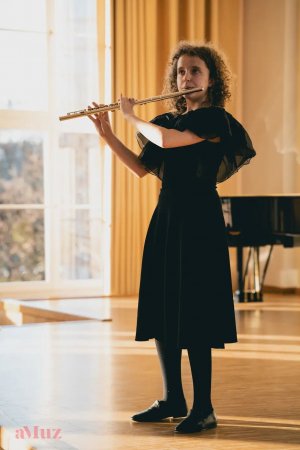 Nadia Butkiewicz podczas gry na flecie