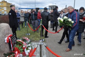 Odsłonięcie tablicy upamiętniającej Izabelę Jarugę-Nowacką // fot. Magdalena Czernek