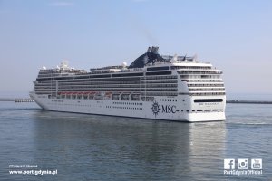 MSC Magnifica wpływa do gdyńskiego portu / fot. Tadeusz Urbaniak 