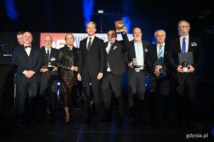 Tegoroczni laureaci bursztynowych nagród w towarzystwie Arkadiusza Marchewki, sekretarza stanu w Ministerstwie Infrastruktury