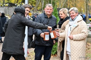 Radni Gdyni Elżbieta Raczyńska (pierwsza z prawej) i Jarosław Kłodziński (drugi od lewej) podczas kwesty na Cmentarzu Witomińskim
