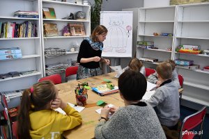 Mimo, że pierwsza połowa ferii nie uszczęśliwiła dzieci śniegiem, to jednak o nudzie nie mogło być mowy! Na zdjęciu uczestnicy zajęć w Bibliotece Wzgórze // fot. Michał Puszczewicz 