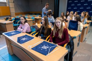 Grupa młodych kobiet