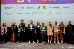 Wspólne zdjęcie finalistów konkursu „Kurs na biznes” z prezydent Gdyni Aleksandrą Kosiorek