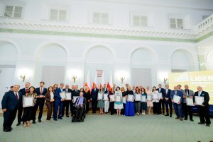 Pamiątkowe zdjęcie laureatów i wyróżnionych w 10. edycji konkursu „Lider Dostępności”, 9. od prawej w zielonej sukni: Marta Otrębska (fot. Marta Kuśmierz/Integracja)