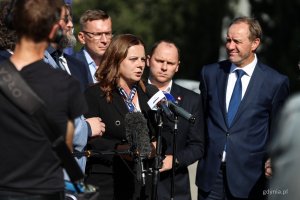 Briefing prasowy dotyczący finansowania Drogi Czerwonej i Estakady Kwiatkowskiego. Przemawia prezydent Gdyni Aleksandra Kosiorek (fot. Kamil Złoch)