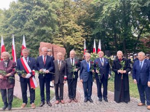 Uroczystości z okazji Dnia Sybiraka przed pomnikiem „W hołdzie zesłańcom Sybiru”.