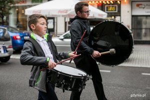 Wielobarwny Pomorski Przemarsz Seniorów ulicami Gdyni. Dwaj chłopcy grają na bębnach. Fot. Karol Stańczak