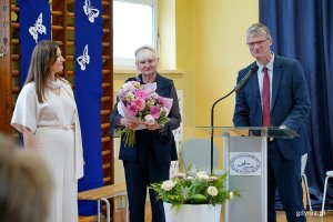 Od prawej: wiceprezydent Gdyni Rafał Geremek, Iwona Tanewska &ndash; naczelniczka Wydziału Edukacji Urzędu Miasta Gdyni oraz Joanna Zarzycka &ndash; dyrektorka Szkoły Podstawowej nr 11 podczas uroczystości z okazji 90-lecia SP nr 11 