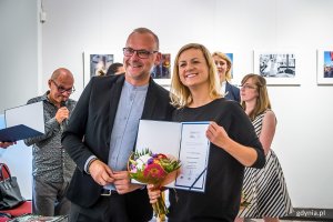 5 września w Ratuszu Staromiejskim w Gdańsku odbył się wernisaż wystawy oraz uroczystość wręczenia nagród XXIII Pomorskiego Konkursu Fotografii Prasowej Gdańsk Press Photo 2019 im. Zbigniewa Kosycarza. Na zdjęciu Michał Guć, wiceprezydent Gdyni i fotoreporterka Renata Dąbrowska // fot. Dawid Linkowski