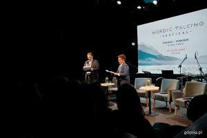 Magdalena Januszczyk-Łabacka &ndash; koordynatorka projektu z Fundacji Kaszubskiego Uniwersytetu Ludowego oraz prof. Jakub Morawiec prowadzący galę otwarcia festiwalu Nordic Talking 