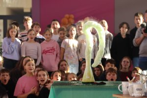 Szkolny Festiwal Nauki w Gdyni w SP 18, na zdjęciu młodzież podczas pokazów dla klas IV-VIII (fot. Katarzyna Balcerzak)