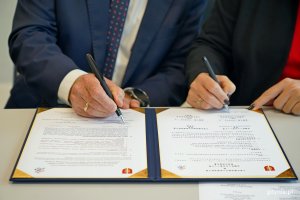 Składanie podpisów na liście intencyjnym ws. współpracy XVII LO w Gdyni i Municipal Hsin Hsing Senior High School w Kaohsiungu 