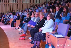 Na zdjęciu m.in.: wiceprezydent Gdyni Bartłomiej Austen i wicedyrektorka III Liceum Ogólnokształcącego w Gdyni Małgorzata Szymańska-Pancewicz (fot. Magdalena Starnawska)