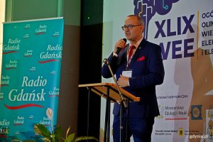 Wicewojewoda pomorski Emil Rojek przemawiający podczas otwarcia finału XLIX Og&oacute;lnopolskiej Olimpiady Wiedzy Elektrycznej i Elektronicznej 