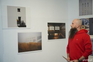 Laureat konkursu Dariusz Wojtała na tle prac