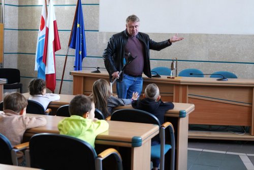 Dzieci z Przedszkola nr 22 z Arkadiuszem Dzierżynskim, radnym miasta Gdyni, podczas rozmowy na temat działalności Rady Miasta (fot. Aneta Marczak)
