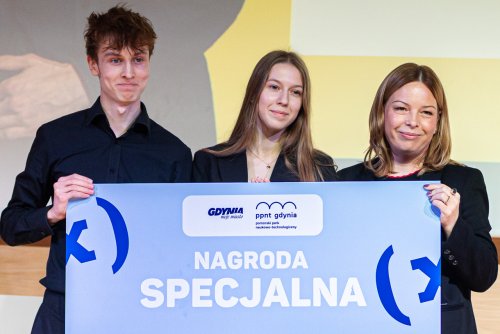 Laura Grafińska i Tomasz Gerka z VI LO już w zeszłym roku zdobyli Nagrodę Specjalną E(x)plory 2025. Na zdjęciu z wiceprezydentką Gdyni Oktawią Gorzeńską. Tym razem można im pomóc głosując w 5. edycji Solve for Tomorrow o Nagrodę Społeczności (fot. Kamil Złoch)