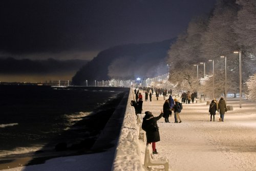 Bulwar Nadmorski, zima, morze, spacerujący ludzie, wieczór