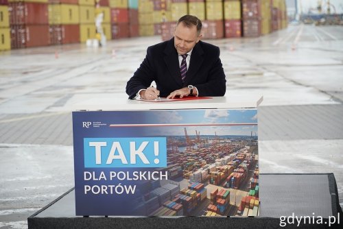 Prezydent RP Karol Nawrocki podpisał w Gdyni projekt ustawy dotyczącej portów (fot. Magda Śliżewska)