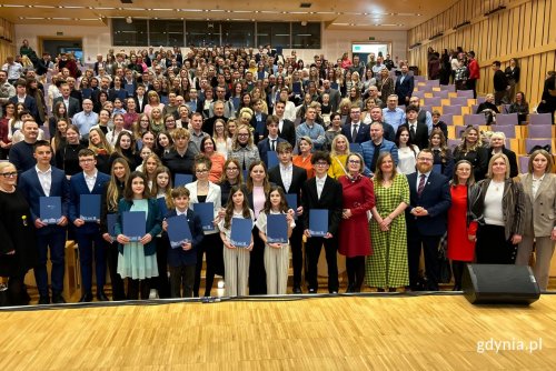 Na zdjęciu m.in.: prezydent Gdyni Aleksandra Kosiorek, wiceprezydentka Gdyni Oktawia Gorzeńska, naczelnik Wydziału Edukacji Iwona Tanewska, radna Agnieszka Tokarska, radna Beata Zastawna, radny Arkadiusz Dzierżyński, radna Natalia Kłopotek-Główczewska wraz z tegorocznymi stypendystkami i stypendystami (fot. Magdalena Starnawska)