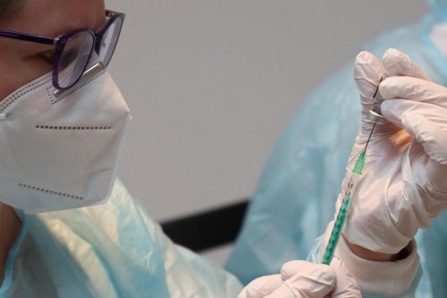 Szczepienia dostępne są dla wszystkich, seniorzy powyżej 65. roku życia z chorobami układu oddechowego otrzymają je bezpłatnie (fot. Pixabay)