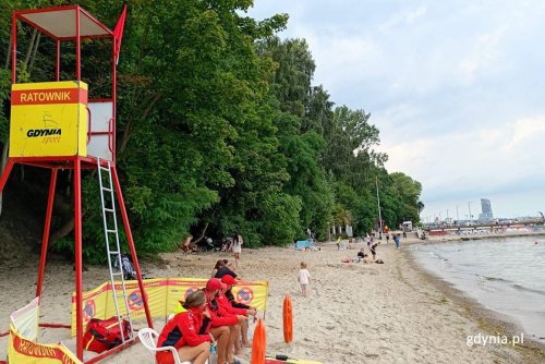 Na plaży w Gdyni Redłowie zawisła czerwona flaga, co oznacza, że kąpielisko zostało zamknięte. Powodem jest zakwit sinicowy (fot. Waldemar Ulanowski)