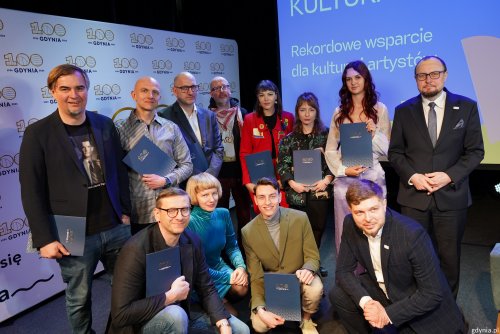 Laureaci i laureatki Stypendiów Artystycznych Miasta Gdyni w towarzystwie Mariusza Bzdęgi, dyrektora zarządzającego ds. kultury i aktywności mieszkańców oraz Dominika Aziewicza, radnego miasta (fot. Magda Śliżewska)