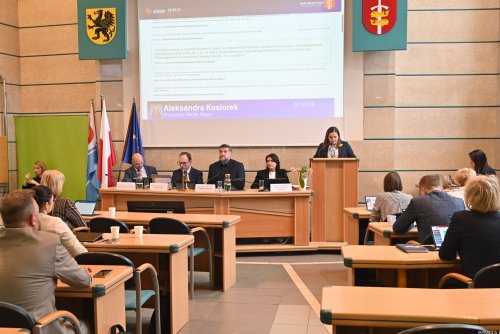 Za nami XXIX sesja Rady Miasta Gdyni. Na zdjęciu m.in.: prezydent Gdyni Aleksandra Kosiorek, przewodniczący RMG Tadeusz Szemiot, wiceprzewodniczący RMG: Mariola Śrubarczyk-Cichowska, Jakub Ubych i Ireneusz Trojanowicz oraz radni miasta (fot.. Magda Śliżewska)