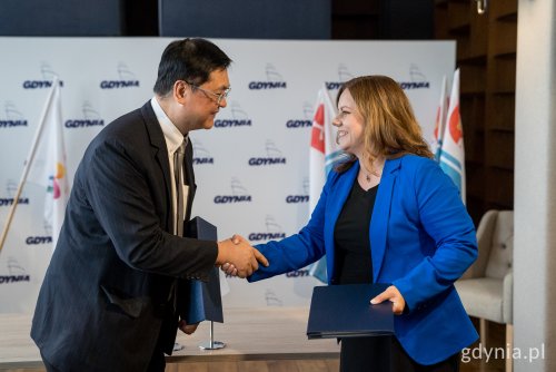 Prezydent Gdyni Aleksandra Kosiorek i wiceprezydent Kaohsiung Lo Ta-Sheng podpisali umowę o partnerstwie 14 września br.  (fot. Paweł Budziński/archiwum)