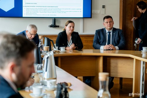 Spotkanie w Pomorskim Urzędzie Wojewódzkim, które odbyło się 17 lipca. Na zdj. m.in. Aleksandra Kosiorek, prezydent Gdyni  i Łukasz Kobus, sekretarz miasta i dyrektor generalny Urzędu Miasta Gdyni (fot. Natalia Kawalerowicz)